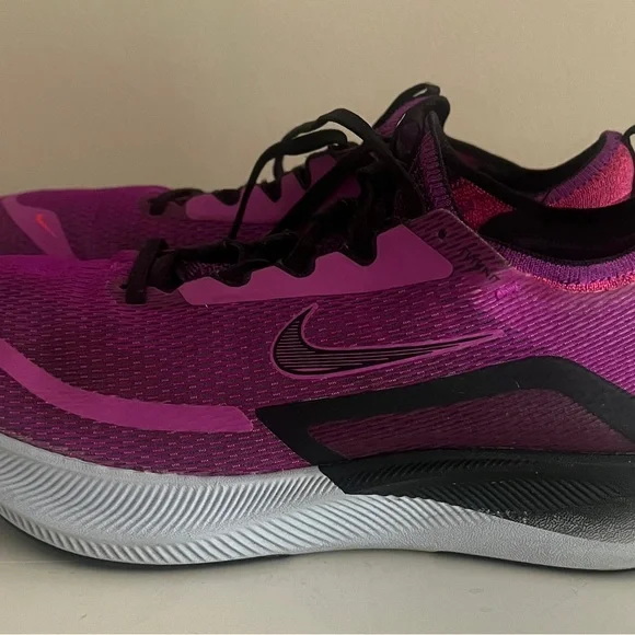 Nike Pink and Black Athletic Shoes for Performance - Picture 2 of 7